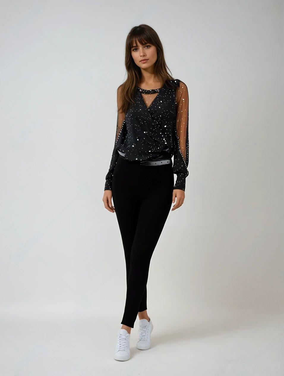 Zwart satijnen blouse met geborduurde mouwen