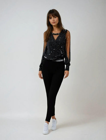 Zwart satijnen blouse met geborduurde mouwen